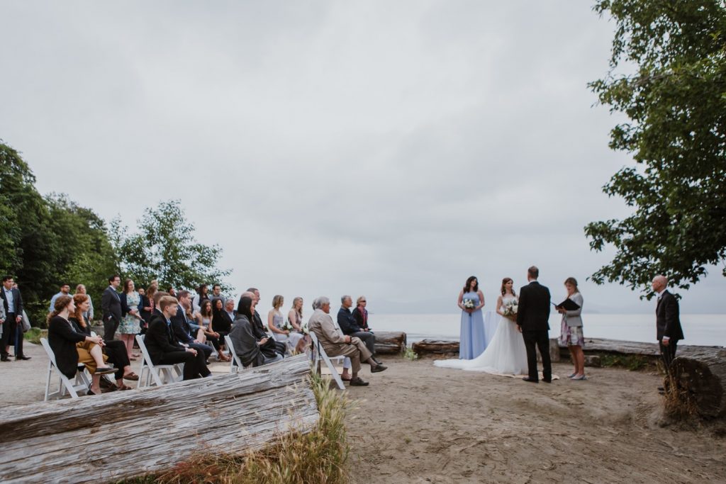 Wide shot of the ceremony with the bride and groom in spanish banks