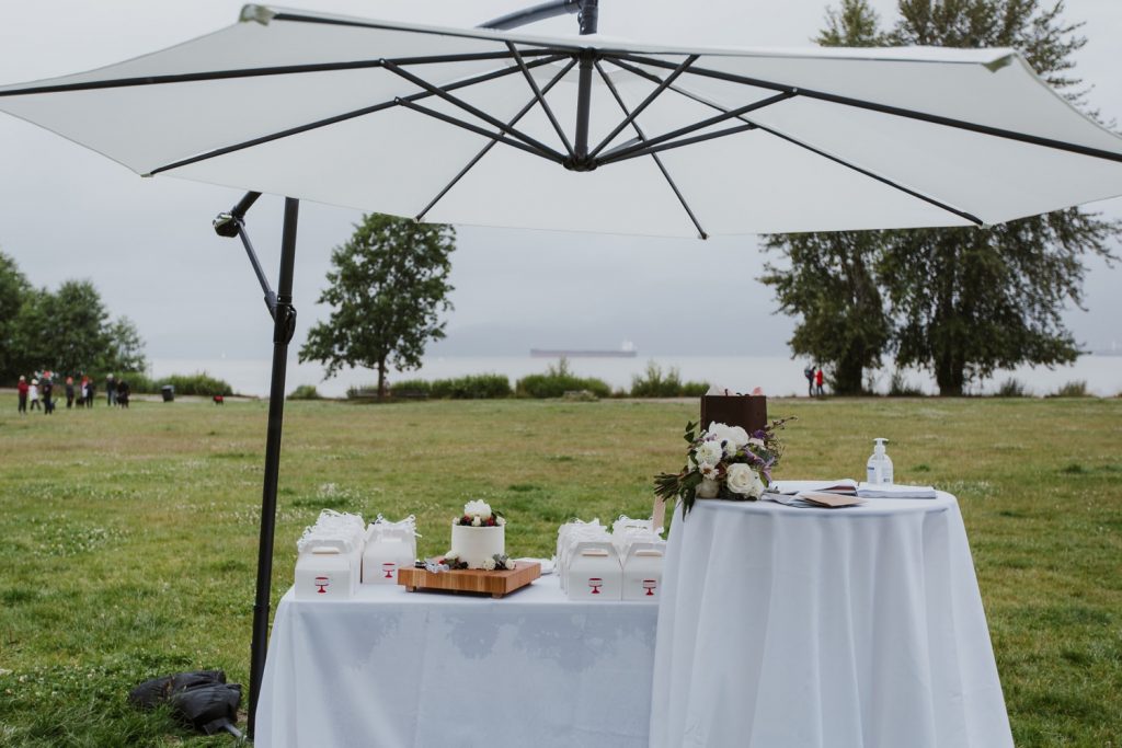 Cake and flower set up in spanish banks for the reception