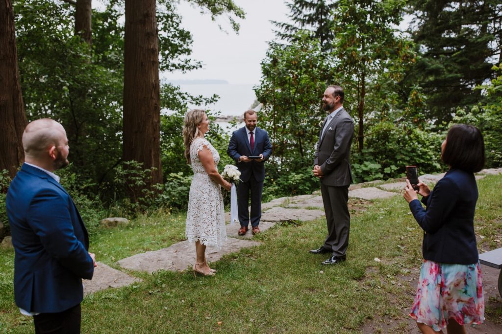 Elopement ceremony in whytecliff park